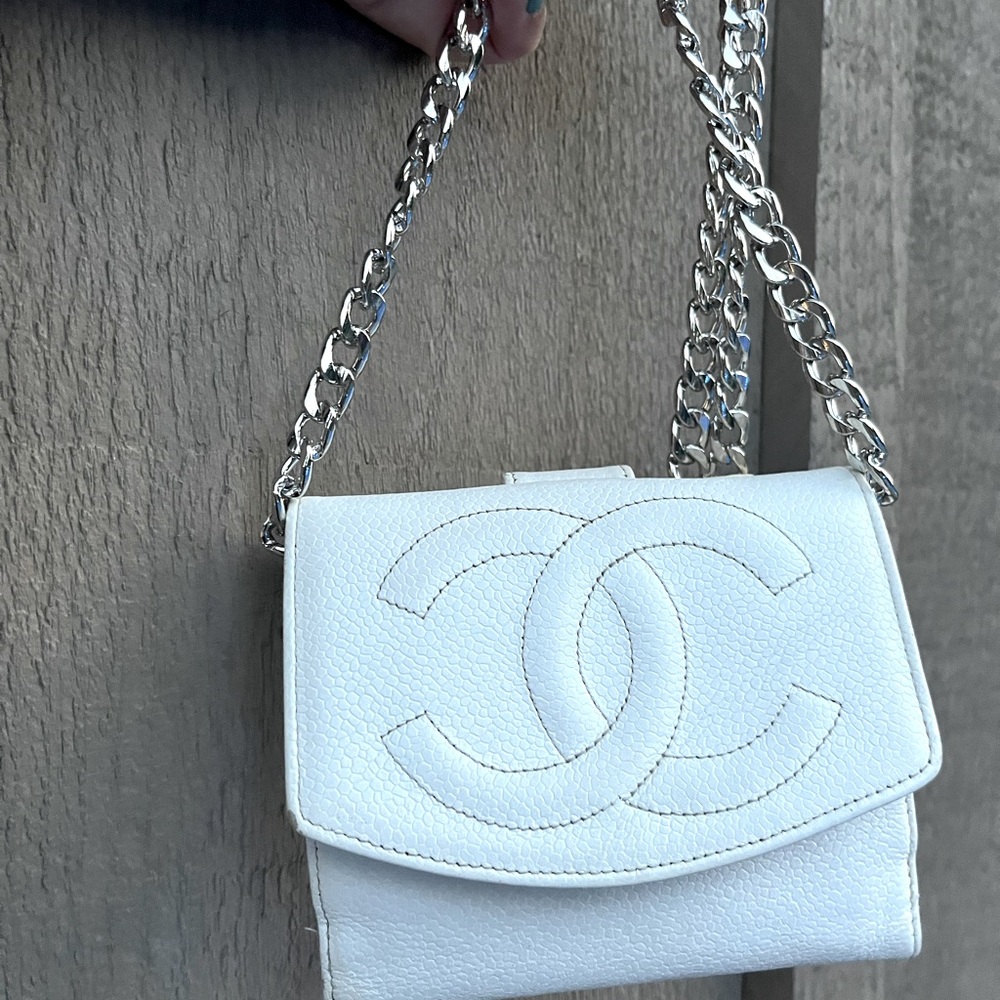 VINTAGE Caviar Timeless CC BIFOLD Wallet in White - Picture 13 of 16